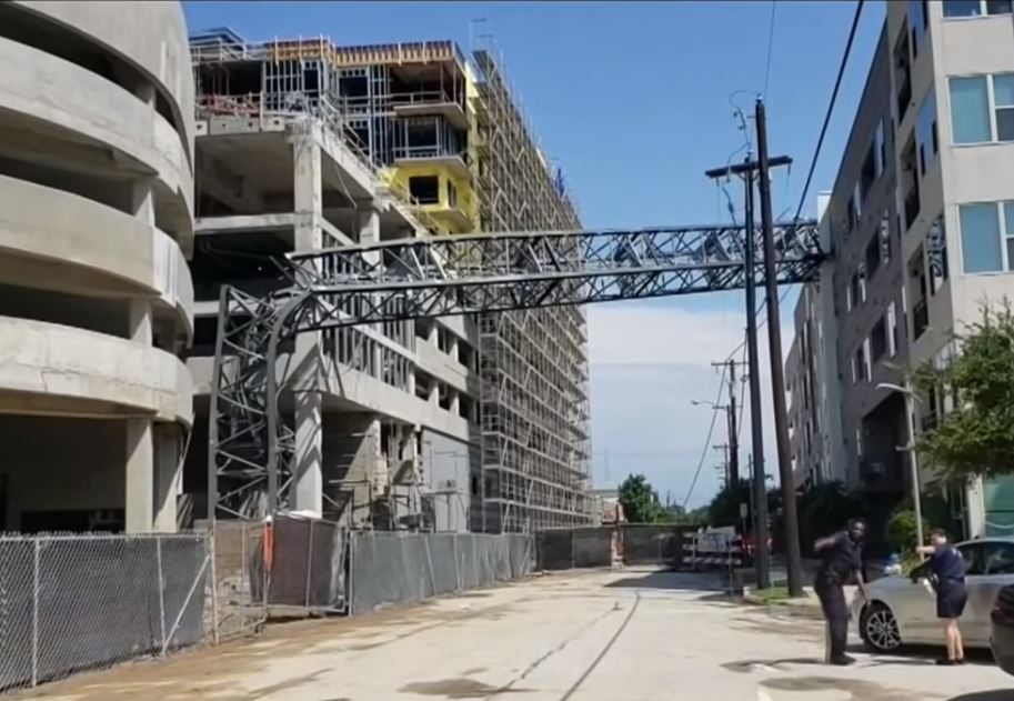 Grúa cae sobre departamentos: lo destrozó todo [VIDEO]
