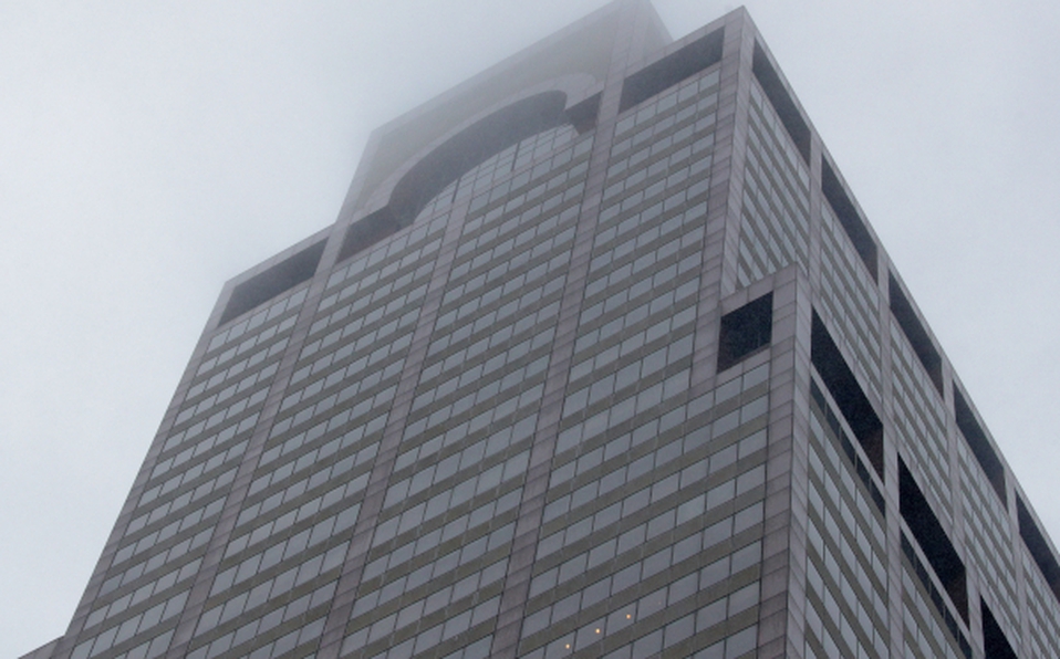 Helicóptero se estrella contra edificio en Nueva York