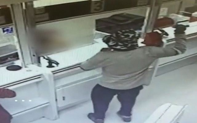 Hombre roba dos bancos armado con un aguacate