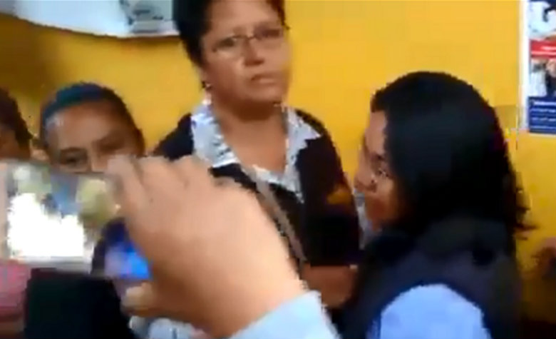 Alumnos de secundaria en Oaxaca defienden de agresión a profesora [VIDEO]