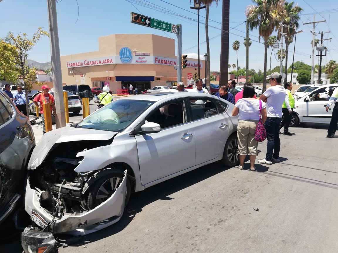 Aparatoso choque en el centro de Torreón deja daños materiales ...