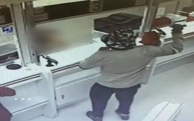 Hombre roba dos bancos armado con un aguacate