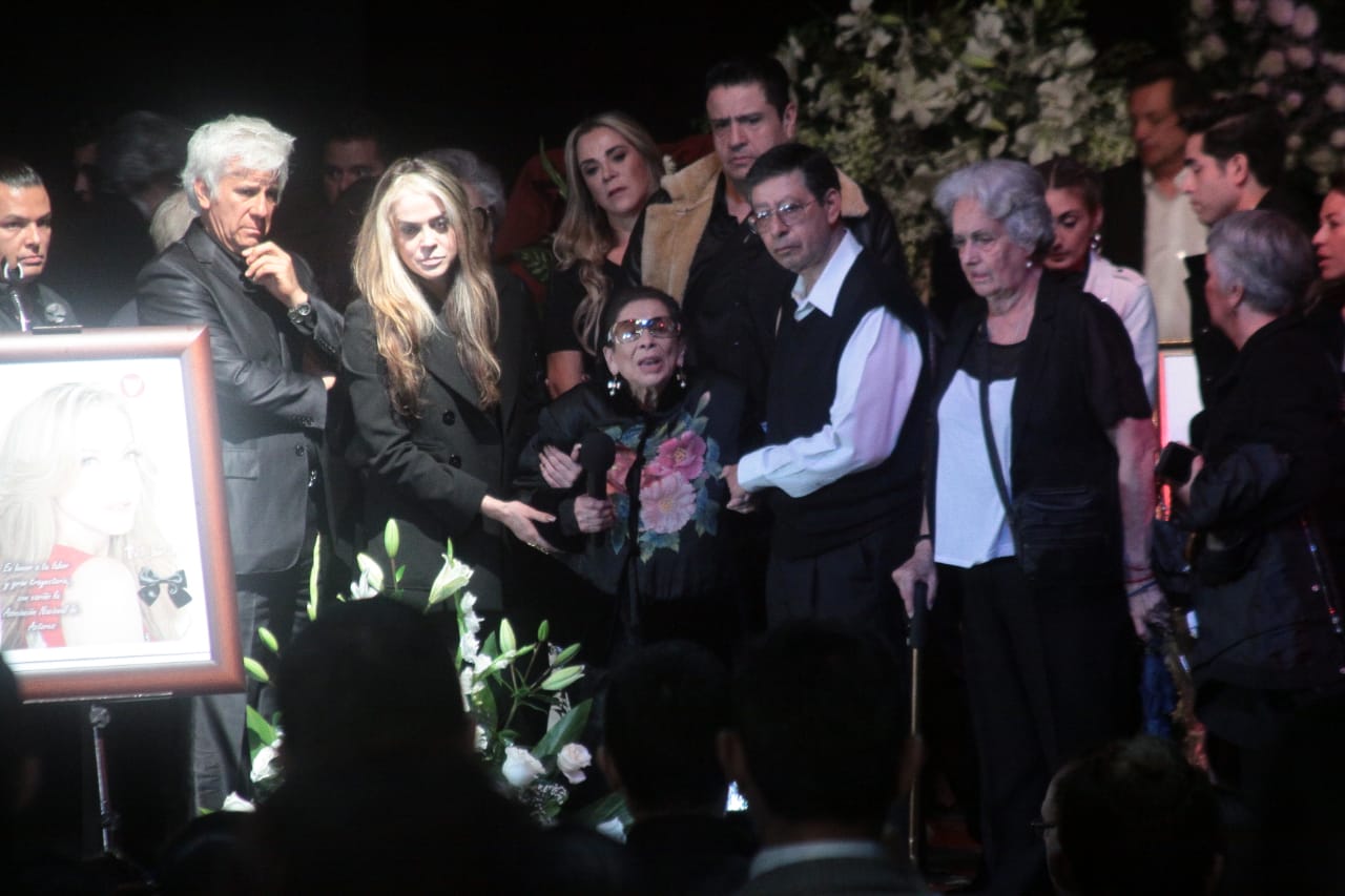 Edith González es despedida con mariachi
