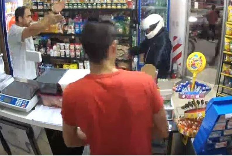 Ladrón se dispara por accidente y muere al intentar asaltar una tienda [VIDEO]

 