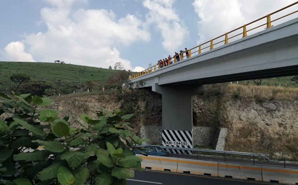 Localizan a un hombre muerto con signos de tortura en cuneta de carretera