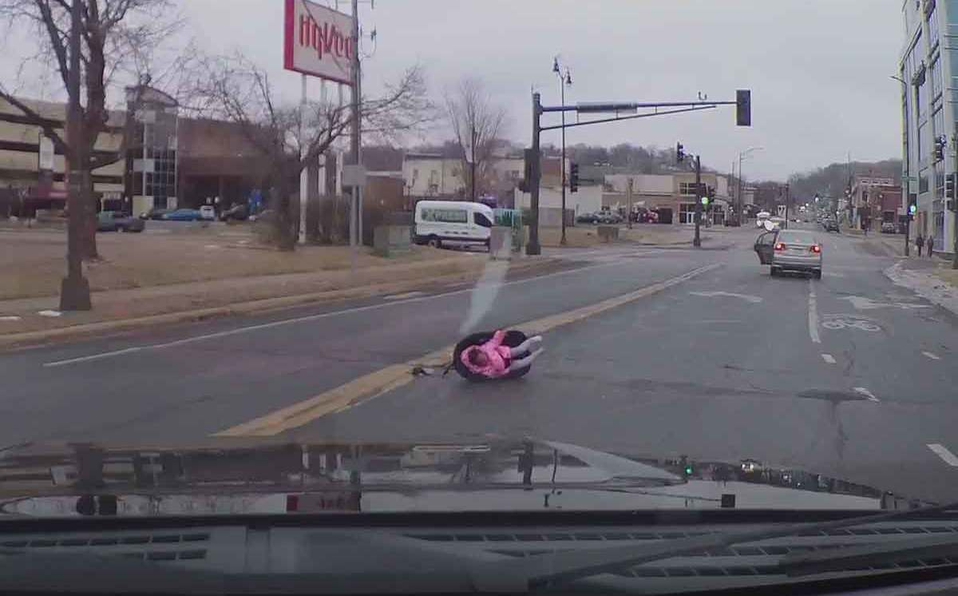 Bebé sale disparada de auto en movimiento; su madre no se dio cuenta [VIDEO]