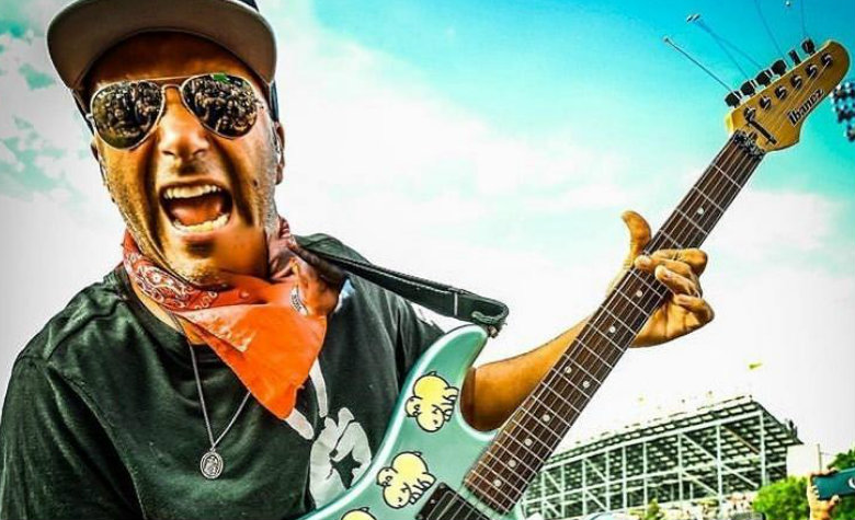 Tom Morello lanza celular de un fan que sacaba una selfie con él [VIDEO]