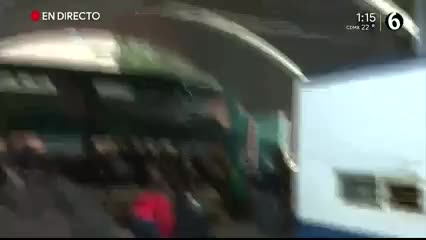 Telediario noticia La jefa de gobierno se encontraba en una entrega de uniformes cuando le dieron la sorpresa del pastel. 