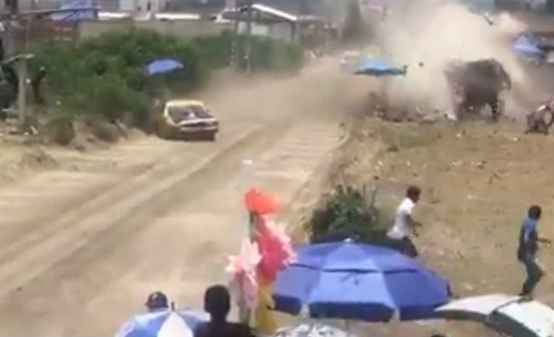 Auto impacta a espectadores durante carrera en Puebla [VIDEO]