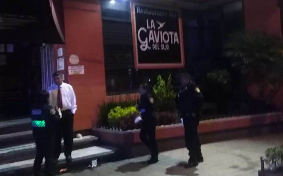 Así el momento después de que asesinaran a dos hombres en un bar de Coyoacán [VIDEO]