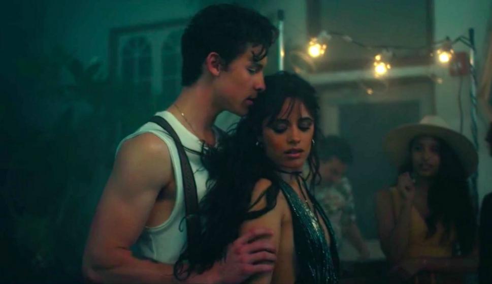 Deja caer Shawn Mendes a Camila Cabello en los ensayos de 'Señorita'