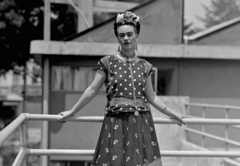 Lanzan colección de tenis inspirada en Frida Kahlo