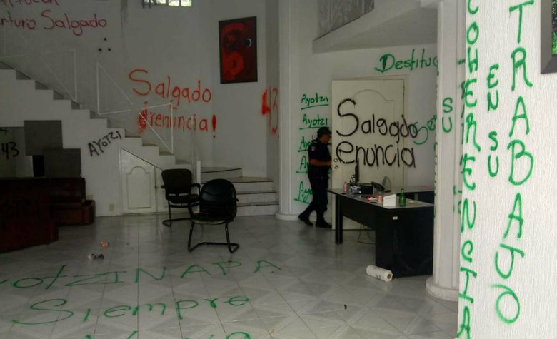 Normalistas vandalizan la Secretaría de Educación
