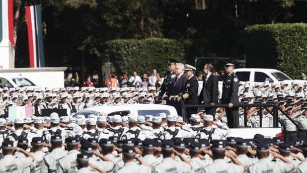 AMLO da 'banderazo' a la Guardia Nacional para su desplegue en el país