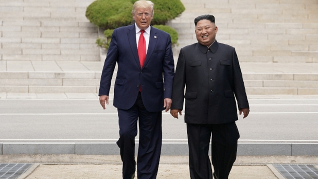 ¡Histórico! Trump pisa Corea del Norte por primera vez y se reúne con Kim Jong-un