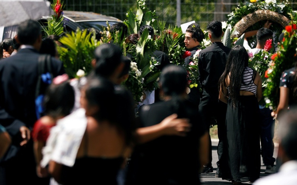 Dan último adiós a padre e hija ahogados en el Río Bravo | Telediario ...
