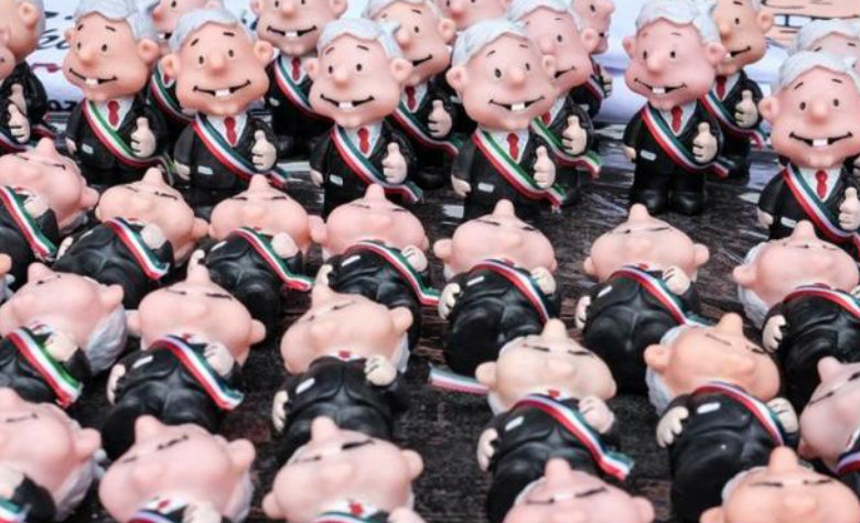 Comerciantes venden 'amlos' de peluche en el Zócalo para hacer su agosto