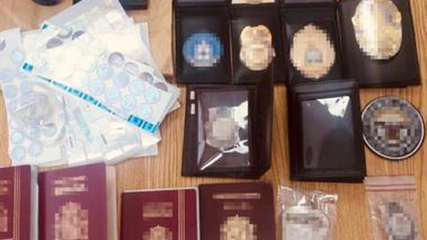 Vinculan a proceso a extranjero con insignias falsas de CIA e Interpol