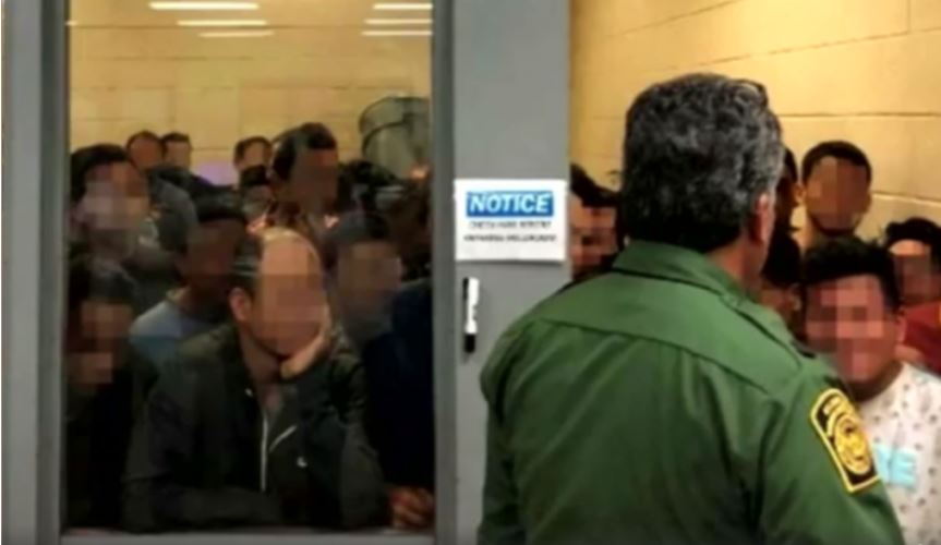 Migrantes suplican ayuda en centro de detención