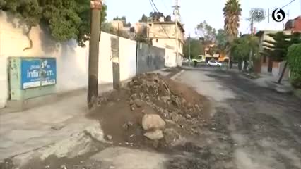 Telediario noticia En el lugar la grava se encuentra suelta y aún hay varios hoyos,a pesar de la reparación. 