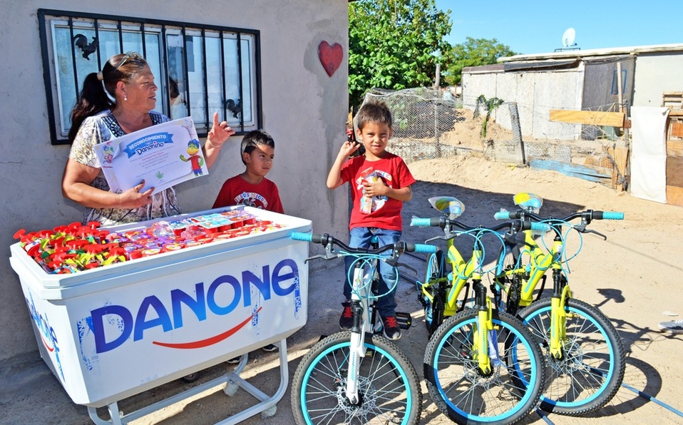Danonino da premio a niño que se hizo viral por regalar lunch a su mejor amigo