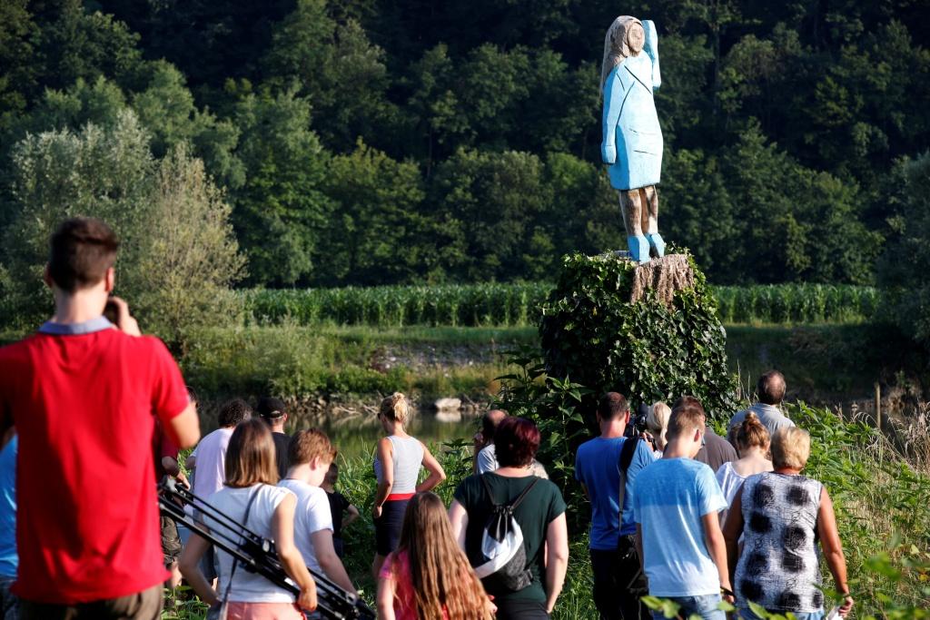 Estatua de Melania Trump desata polémica en Eslovenia