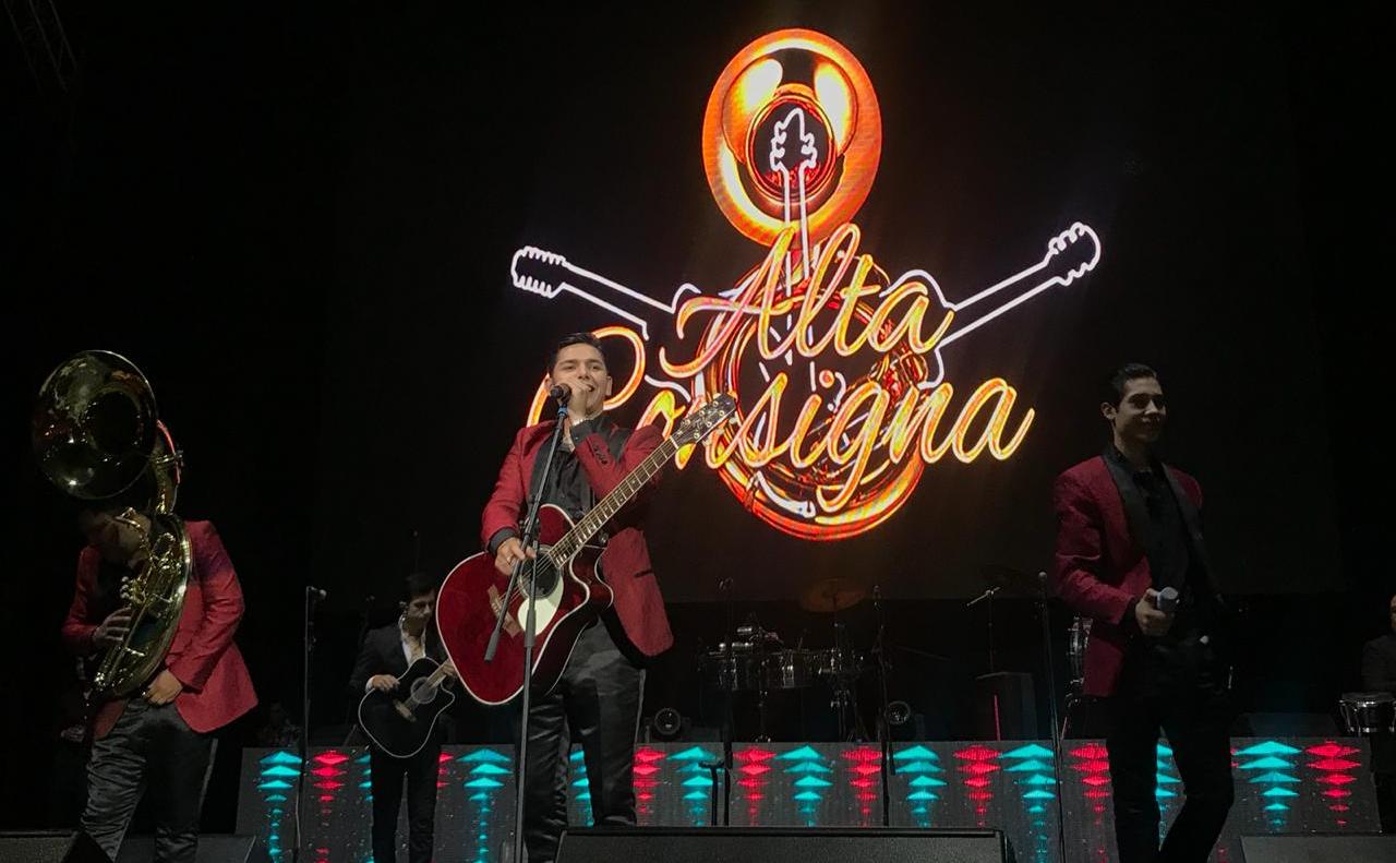 Complacen a fans Jorge Medina y Alta Consigna