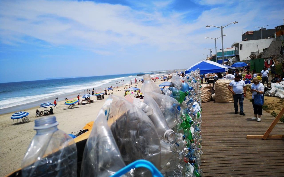 Levantan muro de basura en Playas de Tijuana