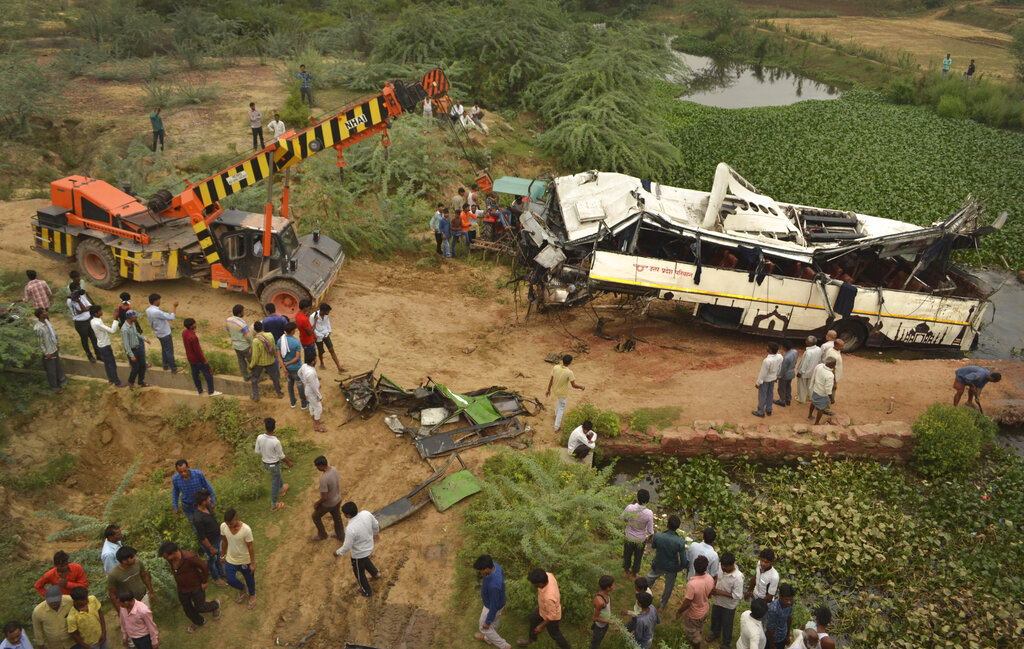 Cae autobús a sumidero en la India; hay 29 muertos