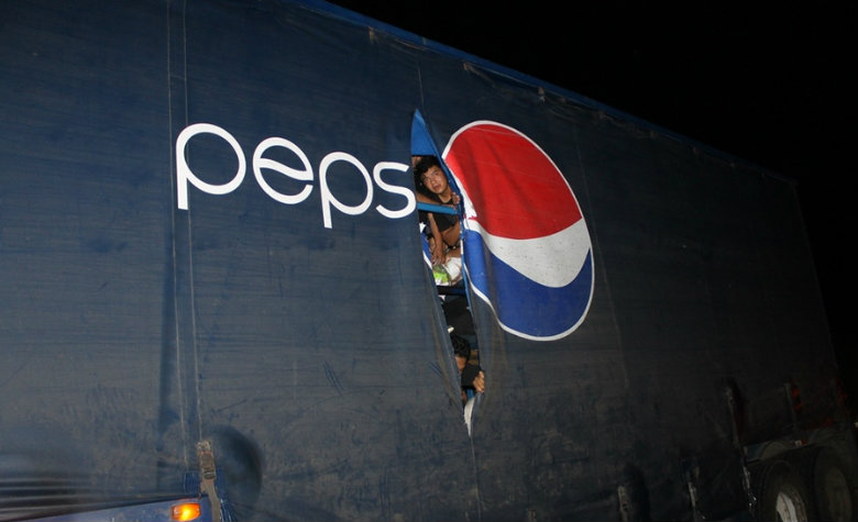 Pepsi: camión detenido con migrantes no es nuestro