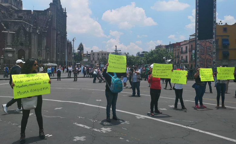 Policías federales y familiares protestan en Palacio Nacional
