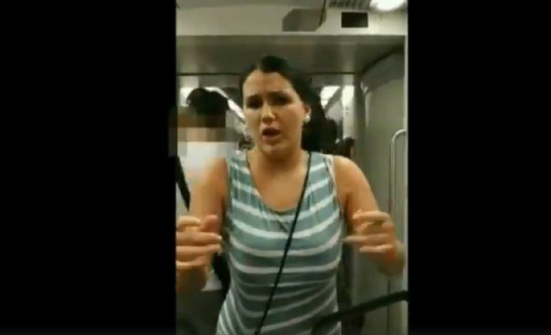 Pareja de chicas es amenazada por besarse; mujer las agredió [VIDEO]
