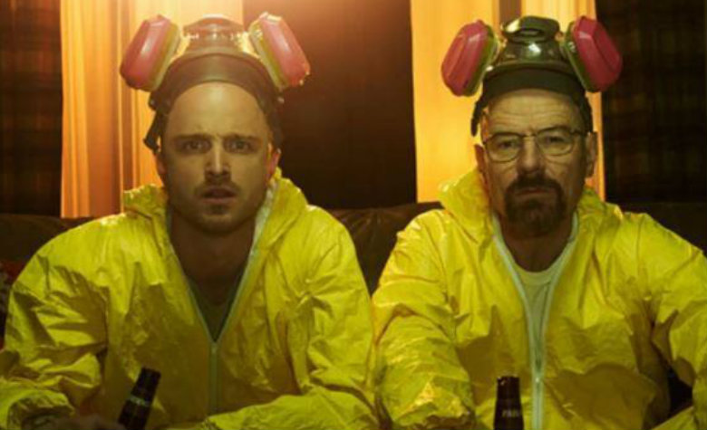 Bryan Cranston y Aaron Paul presentan su nuevo mezcal artesanal 'Dos Hombres'