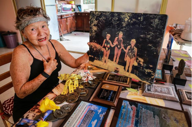 "Sirena Acapulqueña", de 82 años, la mujer con más récords de nado en México