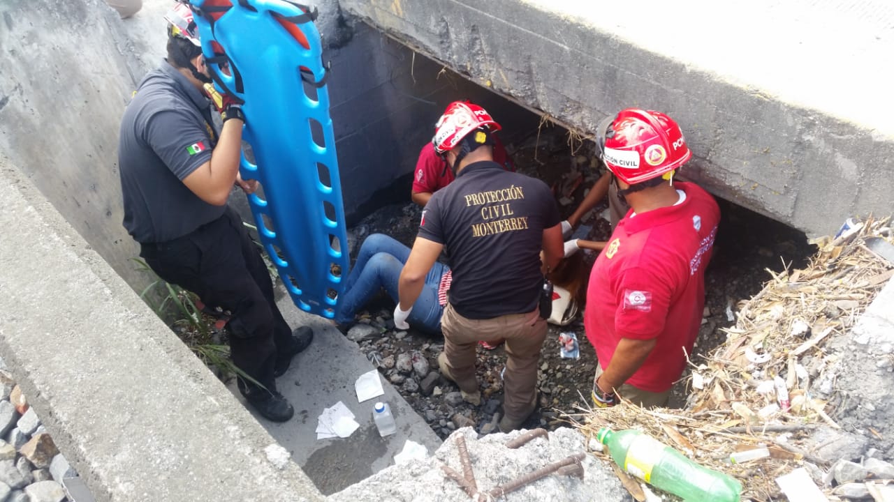 Mujer resulta lesionada tras caer en un registro de drenaje pluvial ...