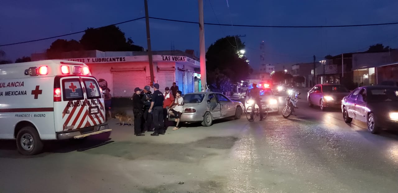 Vehículo&nbsp;es embestido por camioneta en Madero