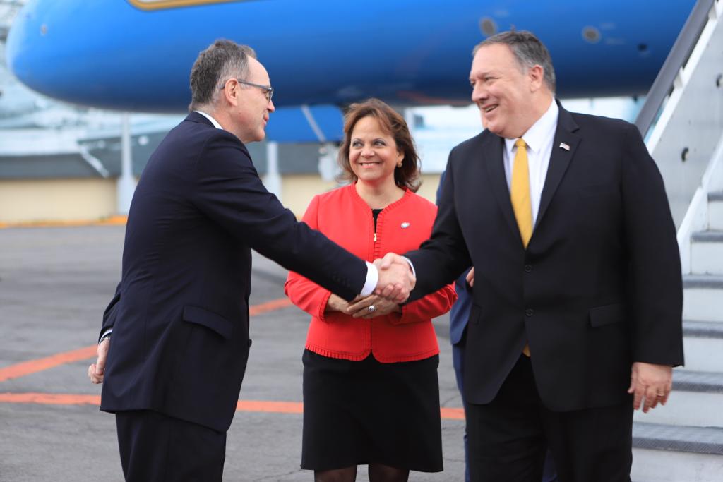 Mike Pompeo llega a México para reunirse con Marcelo Ebrard