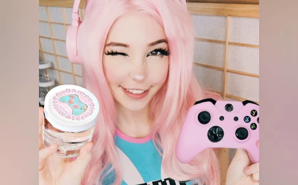 Cierran Instagram a cosplayer que vendía agua con la que se bañaba