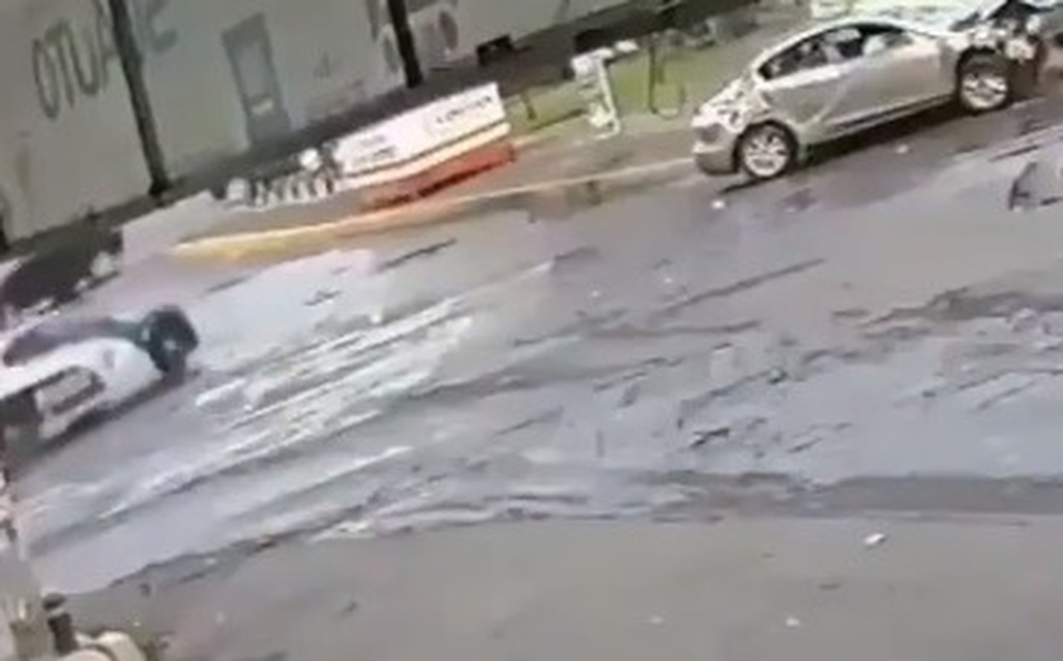 Captan fuerte choque a combi; patrulla pasa frente a los heridos y se va [VIDEO]