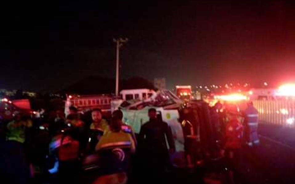 Asaltantes provocan volcadura de combi; hay 5 muertos y 13 lesionados