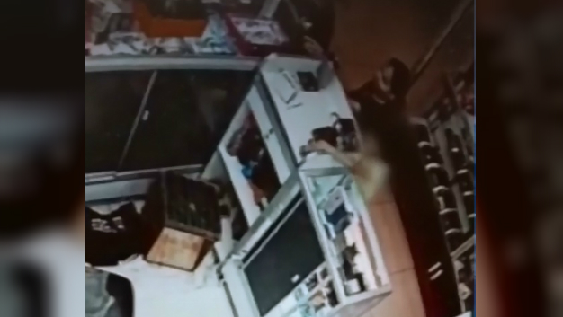 Telediario noticia VIDEO: Niña roba celular en local de perfumes en Monterrey