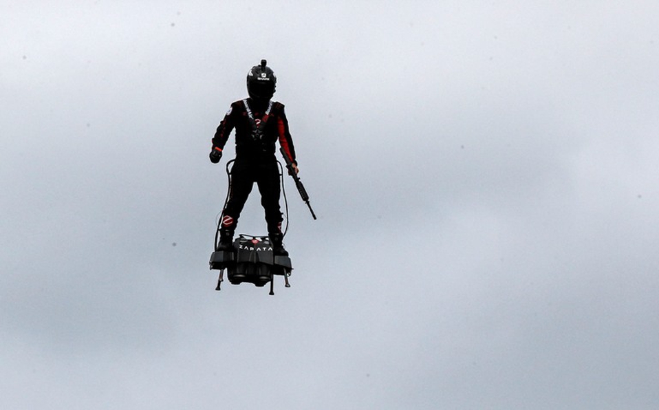 'Hombre volador' fracasa en su intento por cruzar el Canal de la Mancha