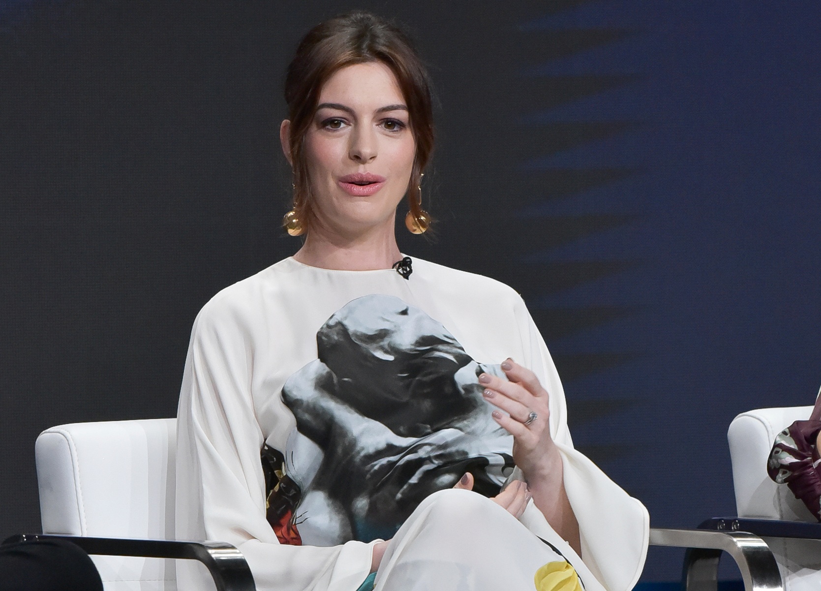 Revela Anne Hathaway lo difícil que fue quedar embarazada