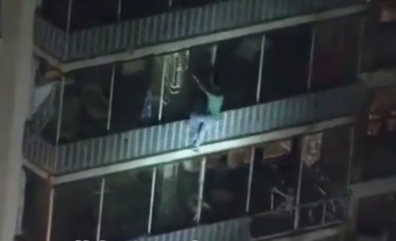 Hombre escala edificio para salvar a su madre de un incendio [VIDEO] 