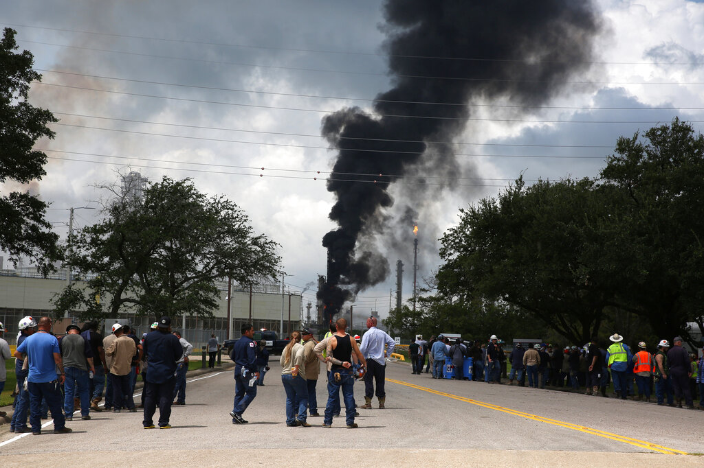 Reportan una explosión en refinería de Baytown, Texas