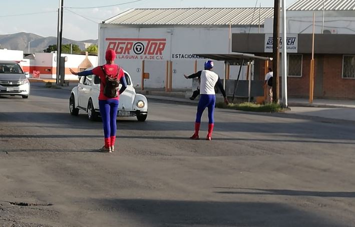¡Cuando no hay tránsitos hay superhéroes! 'Spiderman y Capitán América' dirigen el tráfico en calles de &nbsp;Torreón