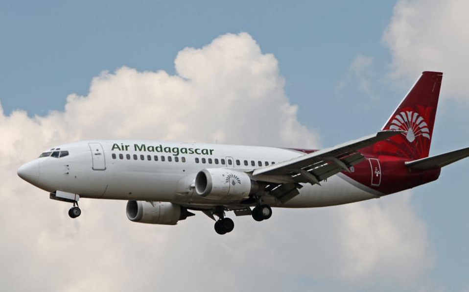 Joven abre la puerta del avión y se lanza al vacío en pleno vuelo