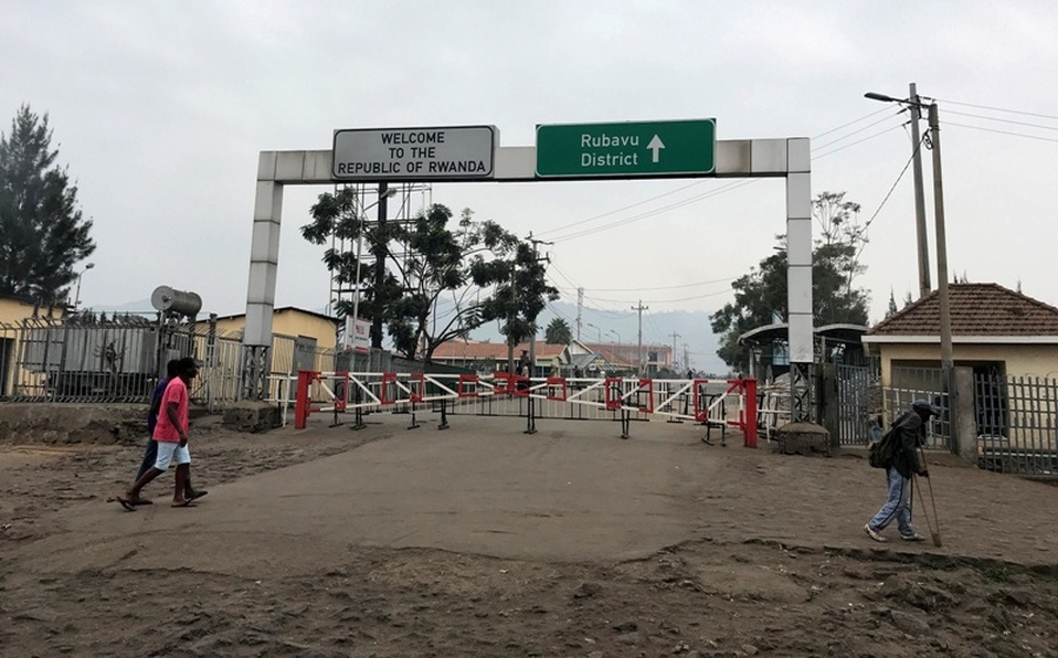 Por temor al ébola, Ruanda cierra su frontera con el Congo