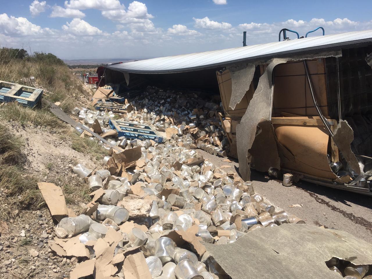 Volcadura en carretera Durango-Mazatlán deja un lesionado y toneladas de latas de tomate perdidas