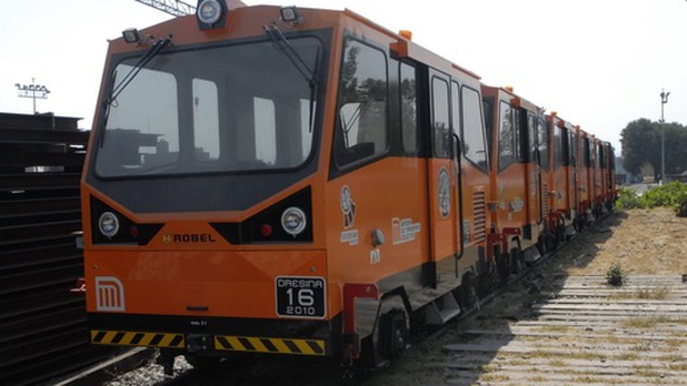 Metro 'bebé' causa ternura a usuarios en CDMX
